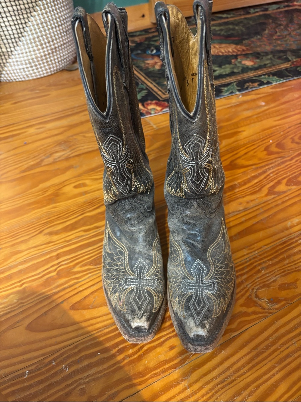 Women’s Embroidered Pointed-Toe Heeled Boots in Brown